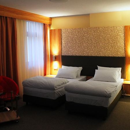 Hotel Przy Baszcie Легница Стая снимка