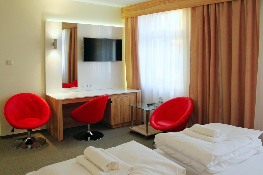 Hotel Przy Baszcie Легница Стая снимка