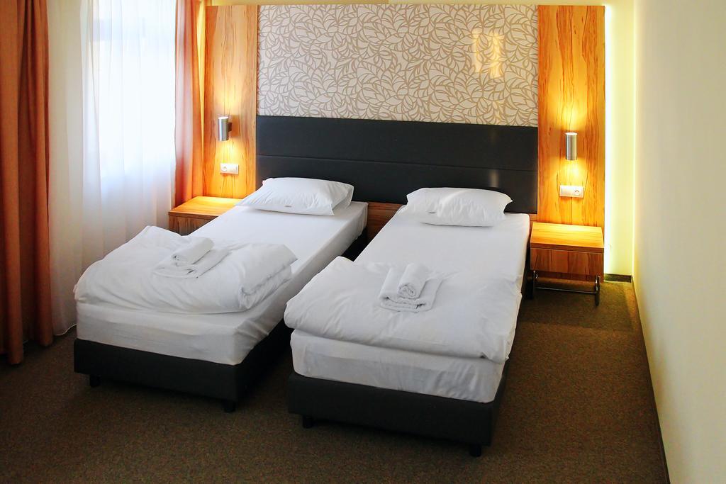 Hotel Przy Baszcie Легница Стая снимка