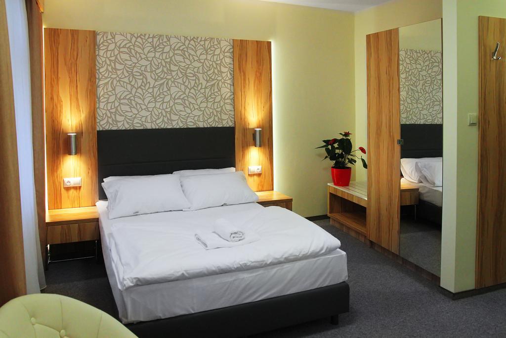 Hotel Przy Baszcie Легница Стая снимка