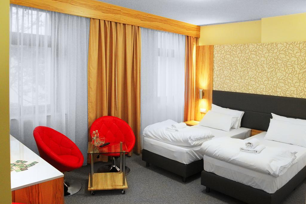 Hotel Przy Baszcie Легница Стая снимка