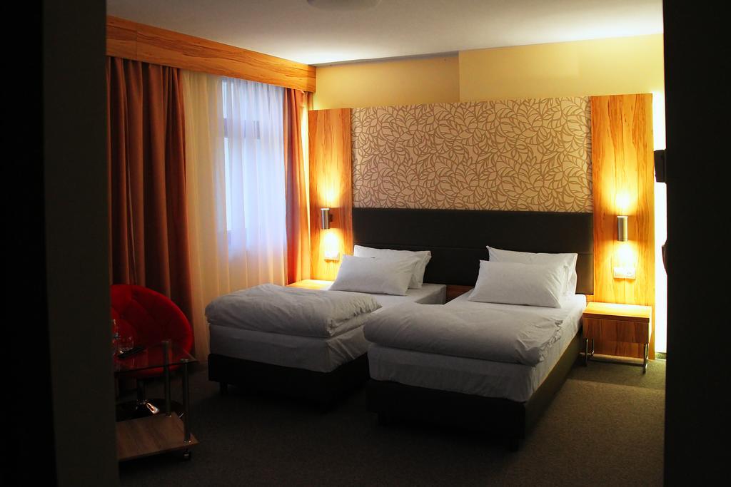 Hotel Przy Baszcie Легница Стая снимка